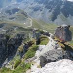 Blick von Punkt 2581 m.ü.M. hinunter zum weiteren Wegverlauf