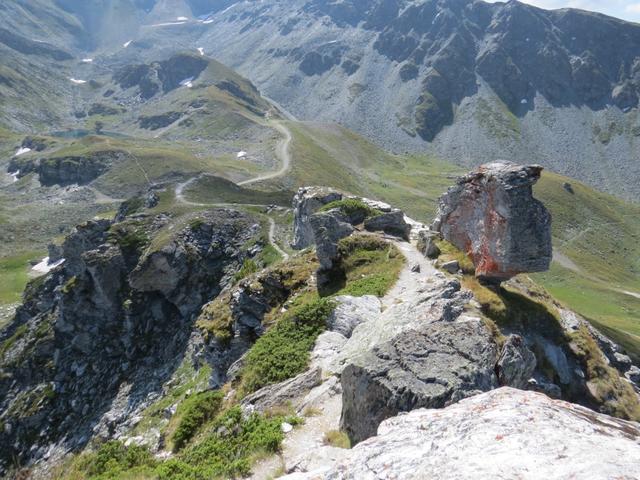 Blick von Punkt 2581 m.ü.M. hinunter zum weiteren Wegverlauf