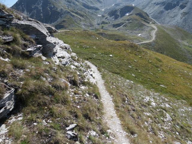 wir verlassen das grosse Holzkreuz mit der schönen Aussicht, und machen uns auf dem Weg zum Illpass