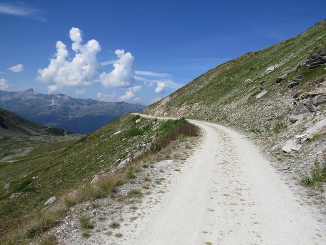 hier biegen wir rechts ab und laufen über eine breite Kiesstrasse...