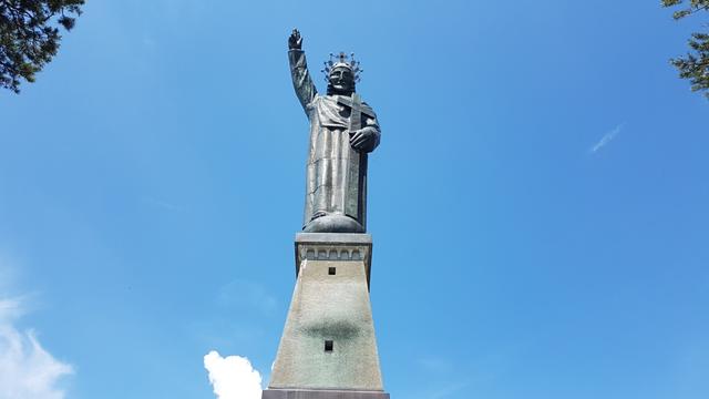 auf dem Sockel steht: „Le Valais au Christ-Roi“ (“Das Wallis sei dem König Christus geweiht”)