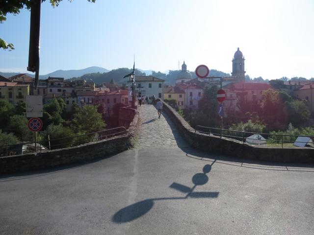 über die grosse Bogenbrücke überqueren wir die Magra und laufen in die Altstadt von Pontremoli