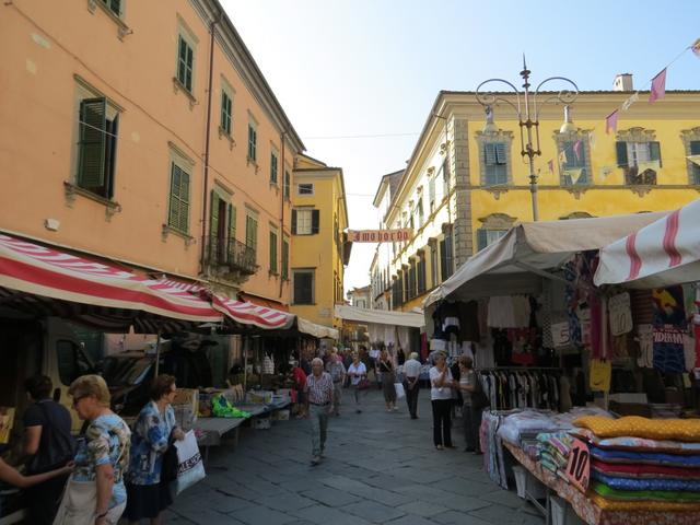 ...erreichen wir die Piazza della Repubblica, wo heute der Markt stattfindet