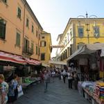 ...erreichen wir die Piazza della Repubblica, wo heute der Markt stattfindet