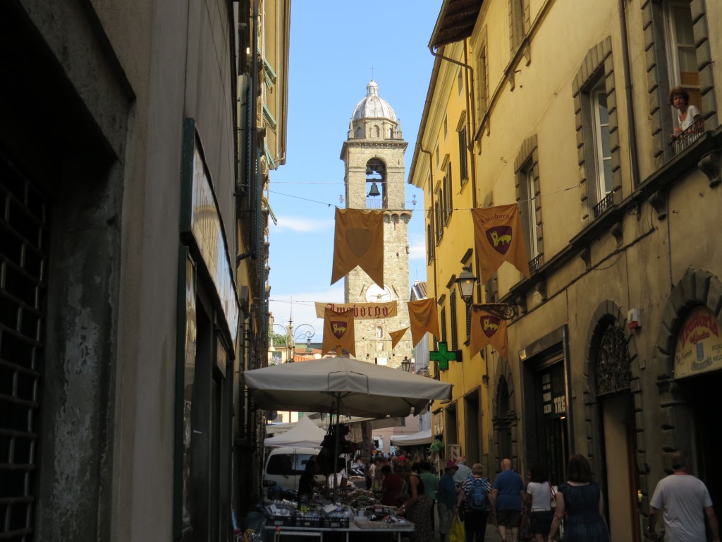 Blick von der Via Cavour zurück zum Kirchenturm vom Dom