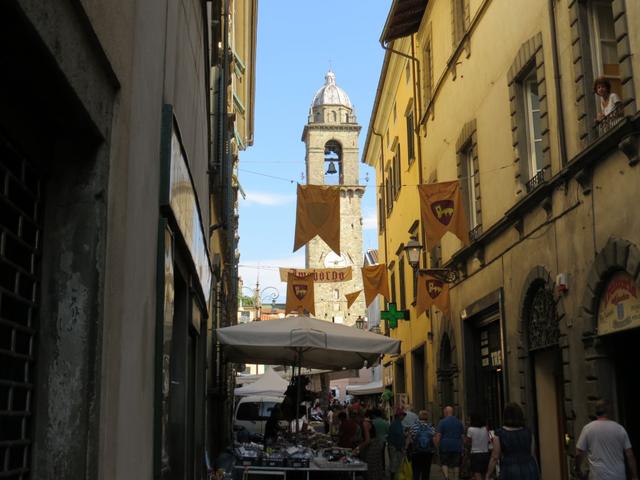 Blick von der Via Cavour zurück zum Kirchenturm vom Dom