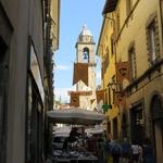 Blick von der Via Cavour zurück zum Kirchenturm vom Dom