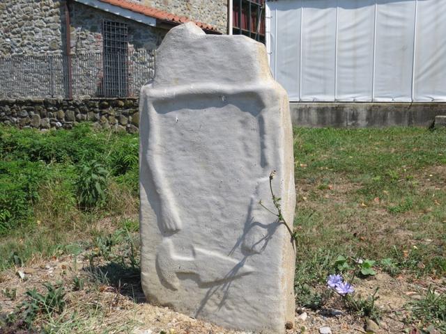 diese Stele stellt ein Mann mit einem Speer oder Lanze dar