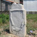 diese Stele stellt ein Mann mit einem Speer oder Lanze dar