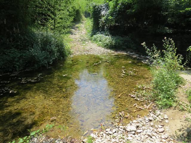 zum Glück führt dieser Bach wenig Wasser, ansonsten heisst es hier: Schuhe ausziehen