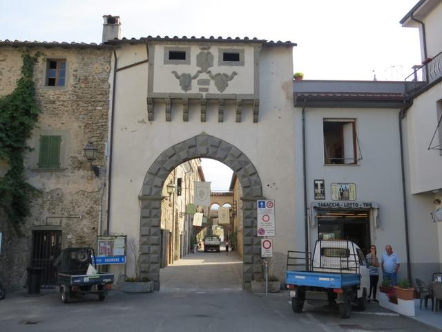 von Villafranca erreichen wir über die Hauptstrasse den Dorfeingang von Filetto mit seinem wuchtigen Tor