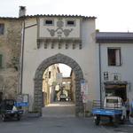 von Villafranca erreichen wir über die Hauptstrasse den Dorfeingang von Filetto mit seinem wuchtigen Tor