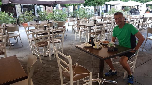 bei Kaffee und Brioche warten wir in Sarzana auf den Zug...