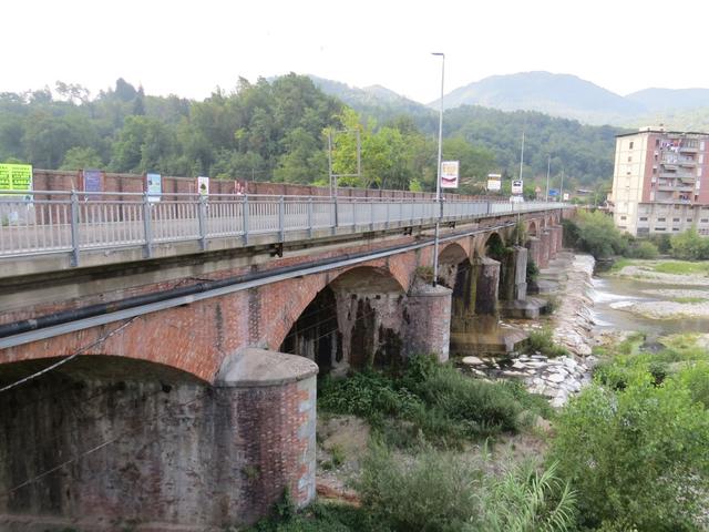 über diese grosse Brücke, verlassen wir Aulla und überqueren die Aulella