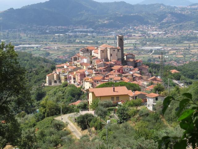 durch die Bäume hindurch erhaschen wir die erste prächtige Aussicht auf Ponzano Superiore