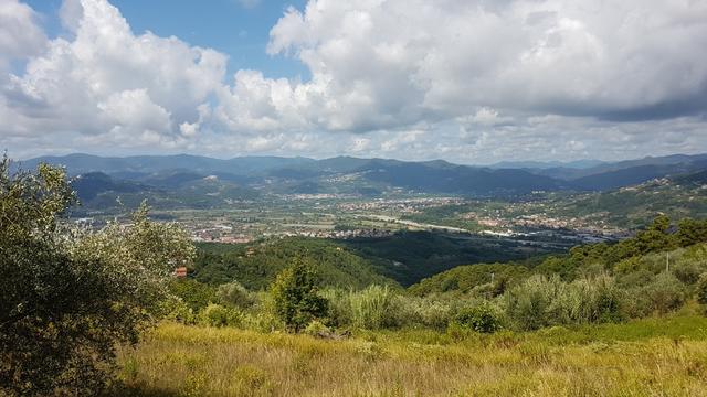 kurz vor Ponzano Superiore geniessen wir die prächtige Aussicht auf die Ebene der Val di Magra