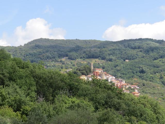 letzter Blick zurück nach Ponzano Superiore. Im Hintergrund der Pass 4 Strade