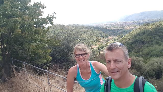 Erinnerungsfoto aufgenommen beim Castello. Am Horizont ist Sarzana zu erkennen