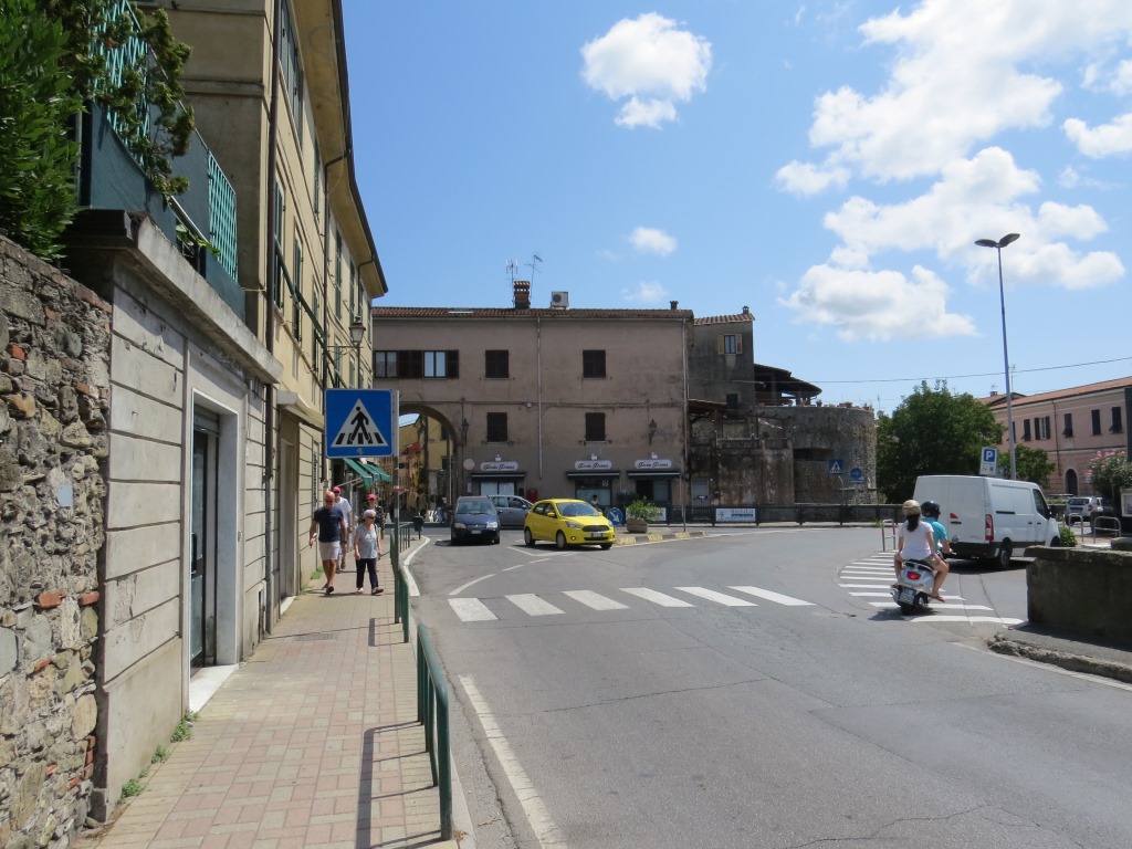 wir erreichen das alte Stadttor von Sarzana