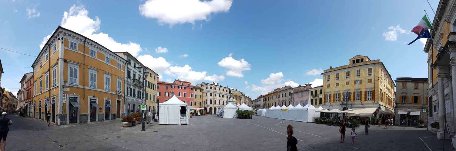 schönes Breitbildfoto der Piazza Matteotti. Bei Breitbildfotos nach dem anklicken, immer noch auf Vollgrösse klicken