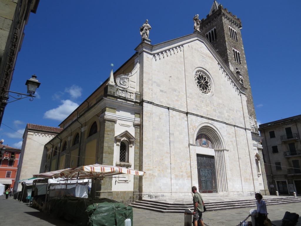 mitten in der Altstadt gelegen, erreichen wir danach die Konkathedrale Santa Maria Assunta 12.Jhr. (leider geschlossen)