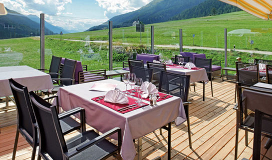 auf der Terrasse des Hotels geniessen wir danach die Sonne, und das gute Nachtessen