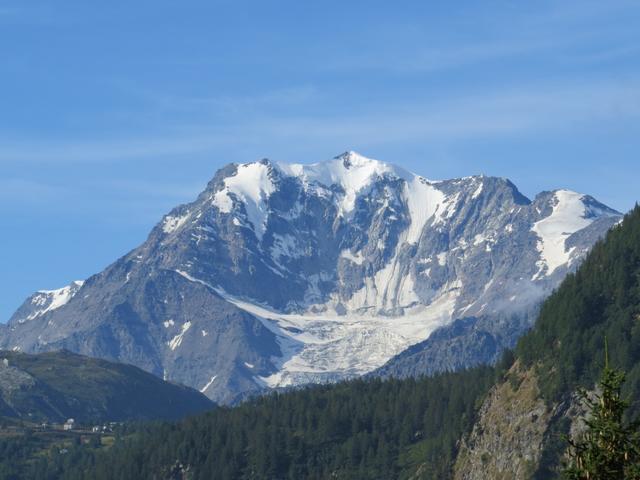 auf der Terrasse des Restaurant, genossen wir während dem warten auf das Postauto, den Blick auf die Fletschhorngruppe