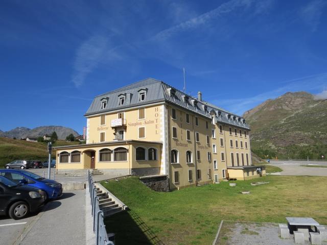 beim Hotel Bellevue Simplon Kulm auf dem Simplonpass 2005 m.ü.M., steigen wir aus dem Postauto