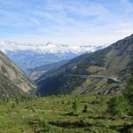 Blick auf die Sustenpassstrasse. Am Horizont gut erkennbar das Bietschhorn