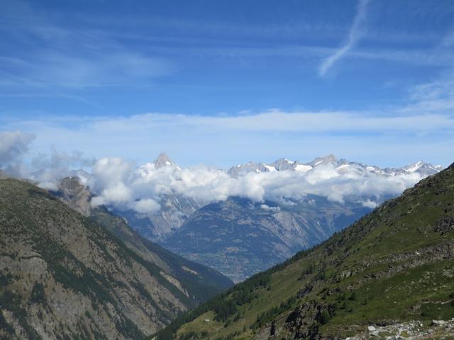 gut erkennbar über die Wolkendecke...