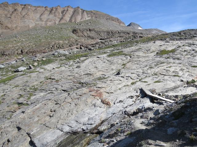 ...und führt über die glatt geschliffenen Platten der Gletscherabflüsse