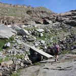 der erste tosende Gletscherbach wird überwunden 2514 m.ü.M., dank den Fixseilen und Holzbrücken kein Problem