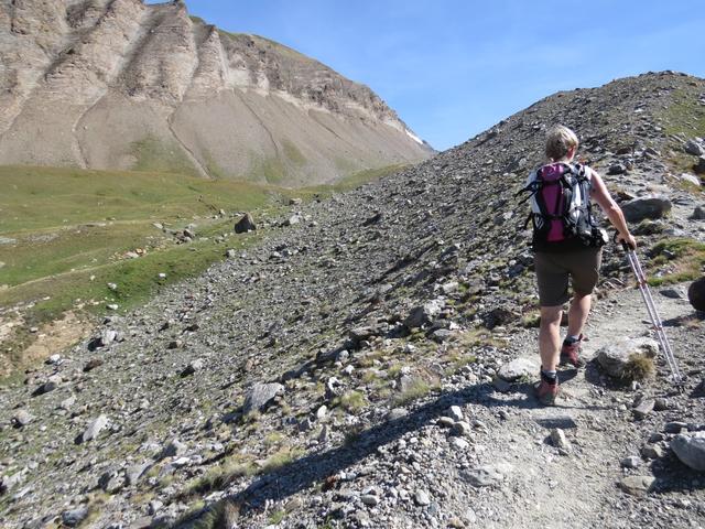 ...geht es auf eine Moräne hinauf 2550 m.ü.M., die man eine kurze Zeit folgt