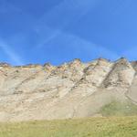 linkerhand steigen die senkrechten Flanken des Mäderhorn in den Himmel