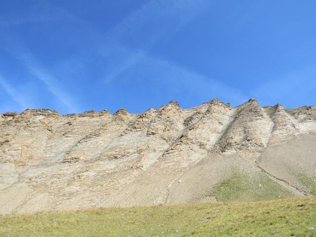 linkerhand steigen die senkrechten Flanken des Mäderhorn in den Himmel