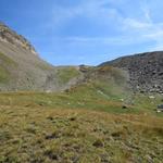 wir wandern auf einfachem Wanderweg aufwärts