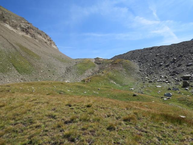 wir wandern auf einfachem Wanderweg aufwärts