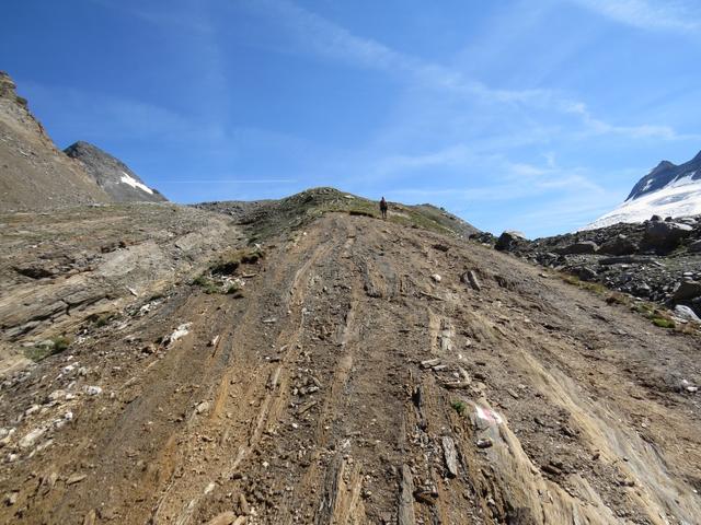 über Felsplatten geht es weiter aufwärts