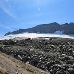 rechts von uns erkennen wir den Chaltwassergletscher