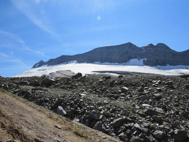 rechts von uns erkennen wir den Chaltwassergletscher