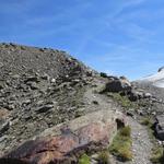 zwischen Moräne und Gletscher führt uns der Bergweg aufwärts, bis wir abrupt die Kante der Passhochfläche erreichen 2786 m.