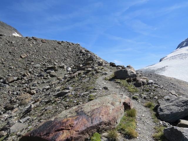 zwischen Moräne und Gletscher führt uns der Bergweg aufwärts, bis wir abrupt die Kante der Passhochfläche erreichen 2786 m.�