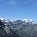 links das Fletschhorn. Bildmitte Weisshorn und Bishorn. Ganz rechts die beiden Barrhörner