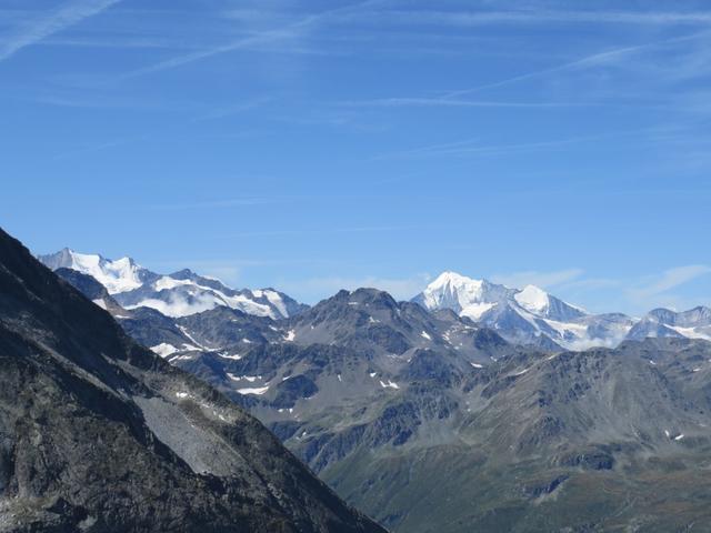 links das Fletschhorn. Bildmitte Weisshorn und Bishorn. Ganz rechts die beiden Barrhörner