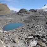 wir verlassen den Pass und wandern direkt zu den zwei kleinen Seen unter uns ab