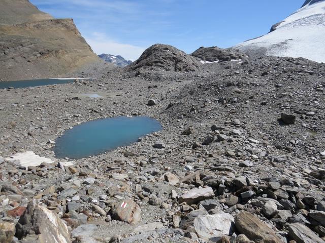 wir verlassen den Pass und wandern direkt zu den zwei kleinen Seen unter uns ab