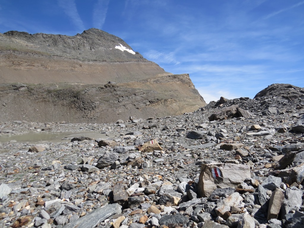 im Norden liegt oberhalb in ihrem Steinbett die schlecht sichtbare Monte Leone Hütte