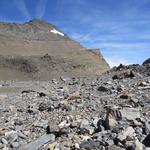 im Norden liegt oberhalb in ihrem Steinbett die schlecht sichtbare Monte Leone Hütte