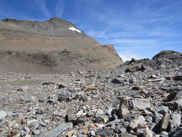 im Norden liegt oberhalb in ihrem Steinbett die schlecht sichtbare Monte Leone Hütte