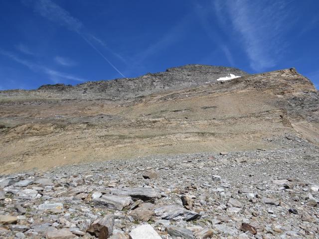 links von uns die steile Bergwand die wir nun überwinden müssen, um zur Monte Leone Hütte zu gelangen